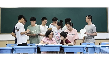 奋战一年，实现梦想丨郡华高复学生的一天